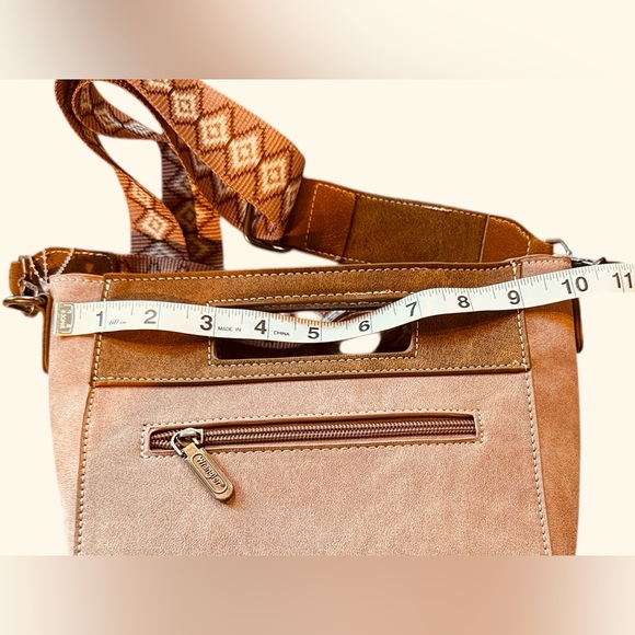 Wrangler Tan and Brown Crossbody Bag Southwestern Details Adjustable Strap NWT - Picture 5 of 7